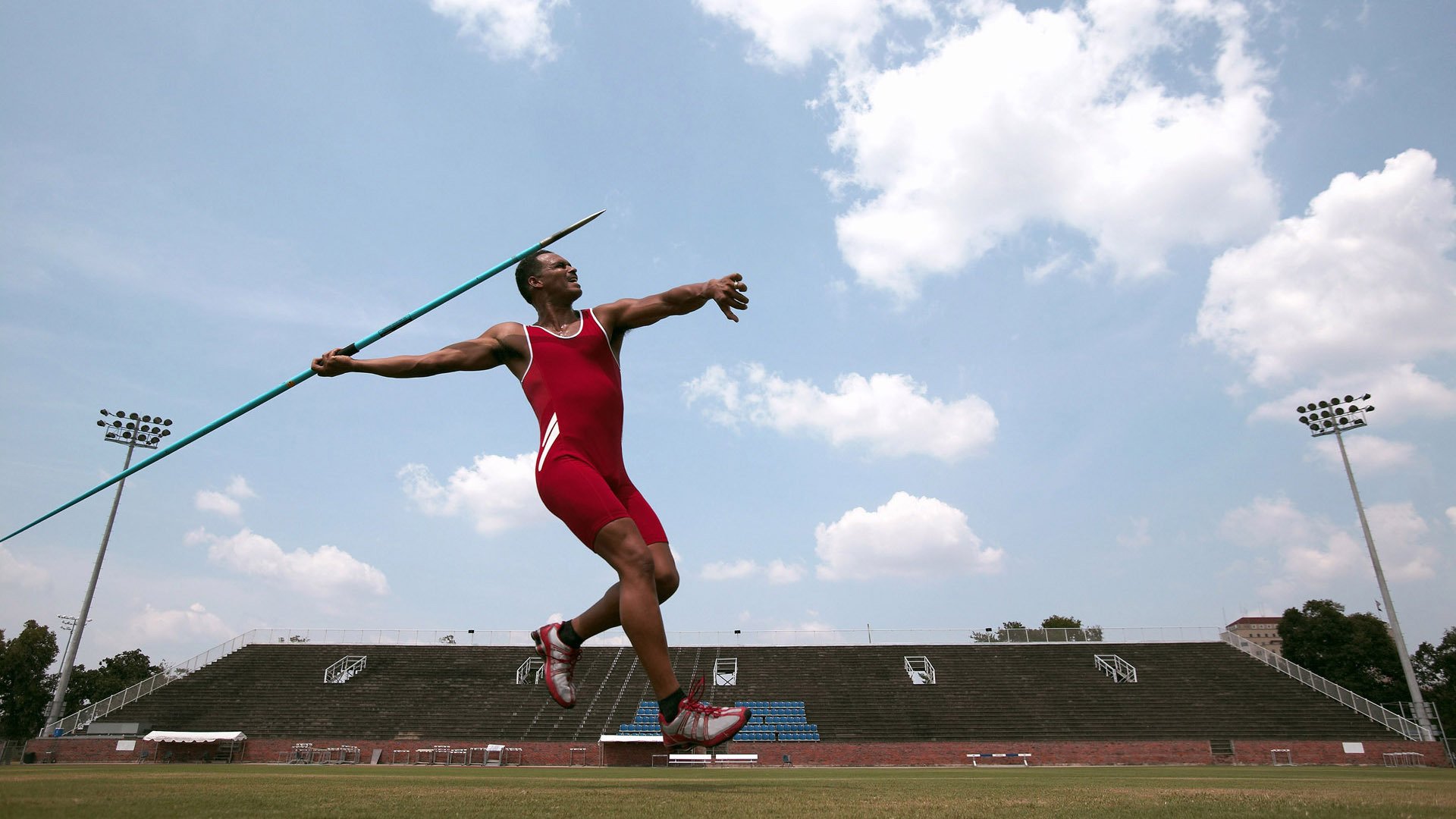 国足选手比赛路上逐梦逆袭,奋勇前行,国足选人