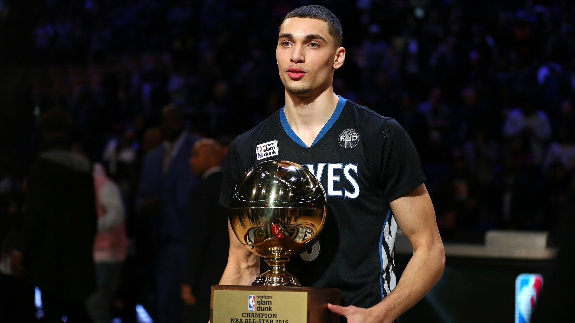 现场气氛：观众笑声不断，热情高涨如火如荼！，观众的笑声是什么短语